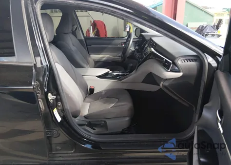 2018 Toyota Camry Le z USA, uszkodzony, nr VIN 4T1B11HK0JU627515